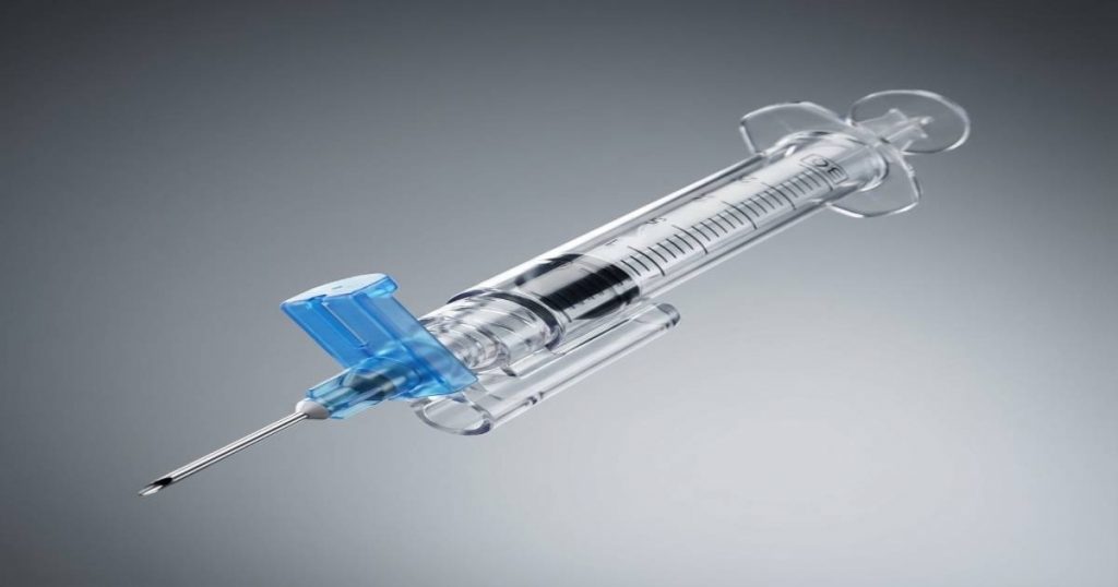 safety syringe with retractable shields
